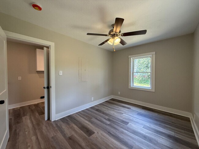 Building Photo - Newly Renovated 2 Bed/1 Bath Cottage