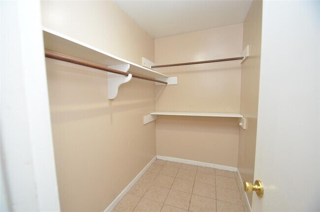 Building Photo - 439 Breeze Park Dr