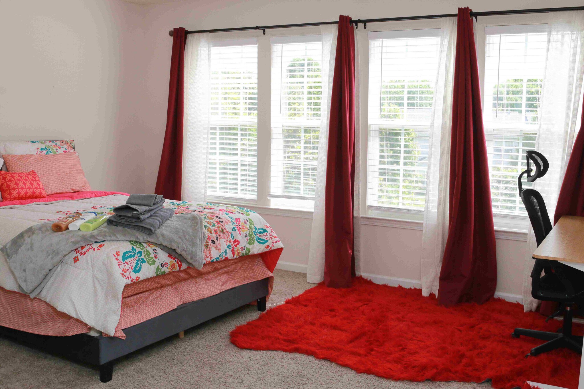 Building Photo - Room in House on Red Birch Dr