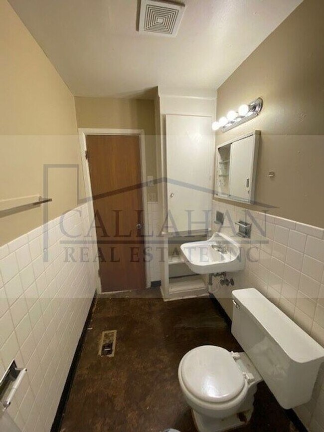 Building Photo - Close to UALR 3 bed 2 bath