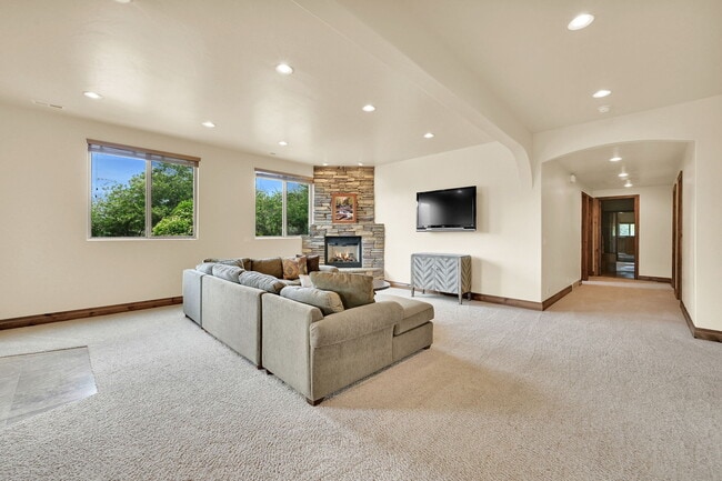 Building Photo - 3573 N Elkview Dr