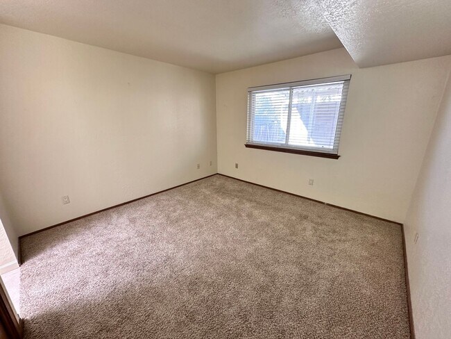 Building Photo - Move in Special! 2 Bedroom 2 Bath Townhome w/2 Car Garage and Refrigerated Air