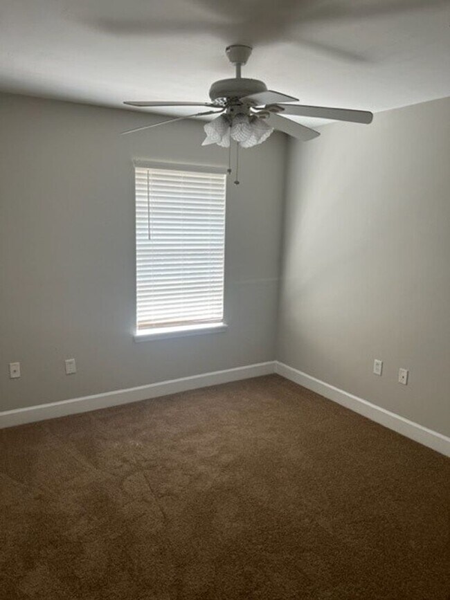 Building Photo - Great Location for this 2 bedroom 2 1/2 bath in Woods Edge South