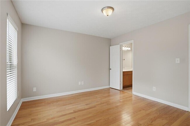 Building Photo - 215 Winding River Dr