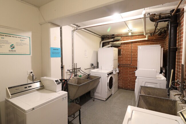 Building Photo - 6040 N Troy St