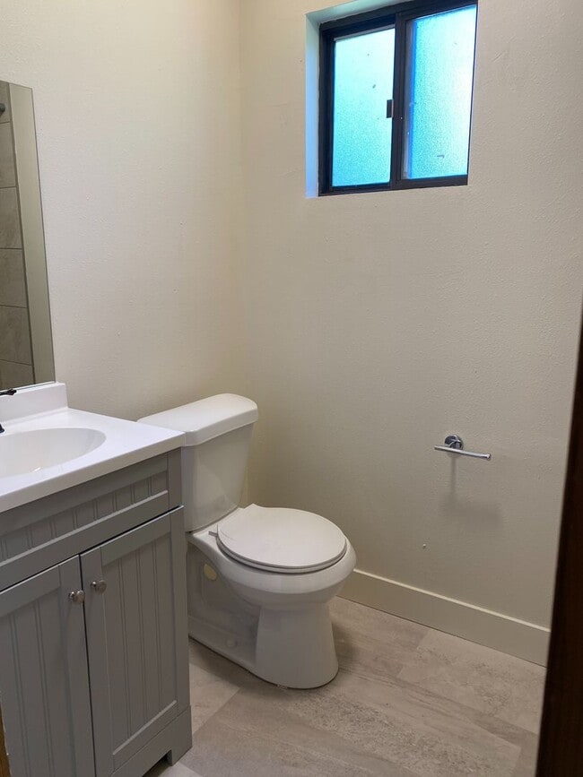 Building Photo - Half off of first months rent if a lease is signed before February 28th! 3 BED // 2 BATH HOME WIT...