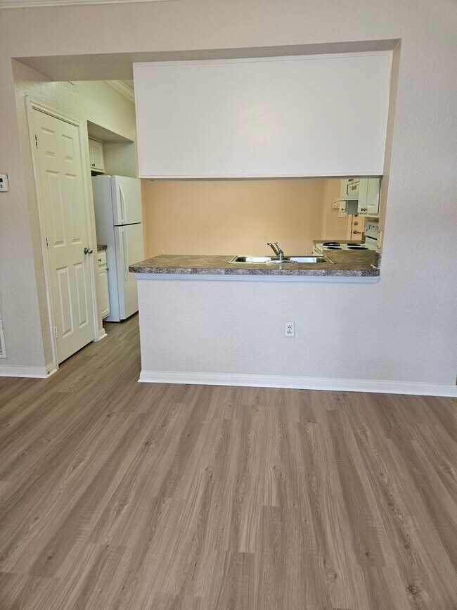 Building Photo - $600 Deposit*Spacious 1 BDRM Condo Downtown!