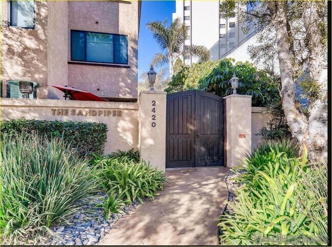 Building Photo - 2420 Torrey Pines Rd