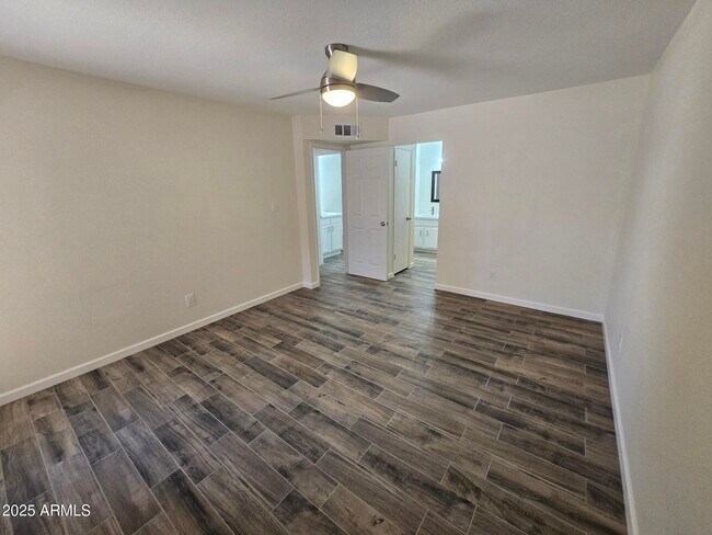 Building Photo - 715 N Arrowhead Dr