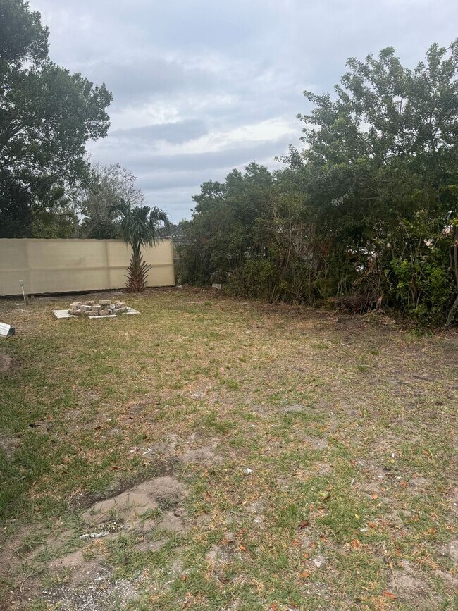 Building Photo - Renovated 2/2 available now !