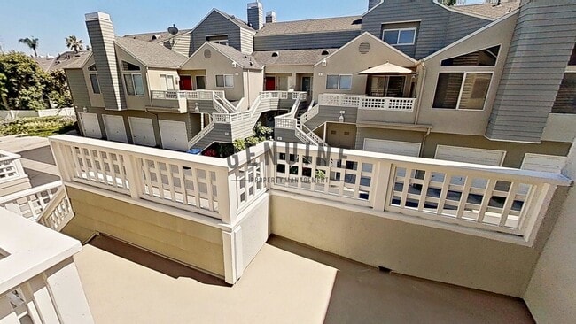 Building Photo - Charming 1Bd Upstairs Condo w/ Den & Garage