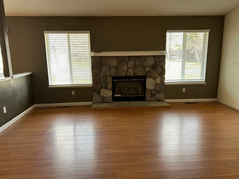 Living Room/Gas Fireplace - 2120 Keystone Ave