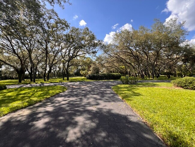 Building Photo - Grenelefe/Country Homes Community