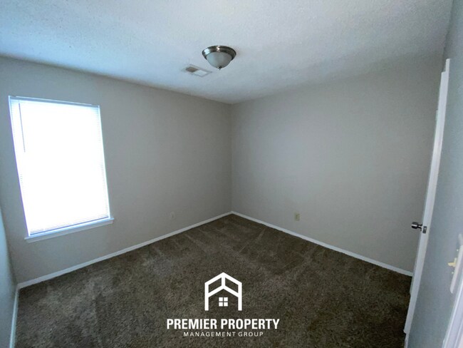 Building Photo - Charming 3BR Memphis Home with Hardwood Floors, Back Porch & Fenced Yard