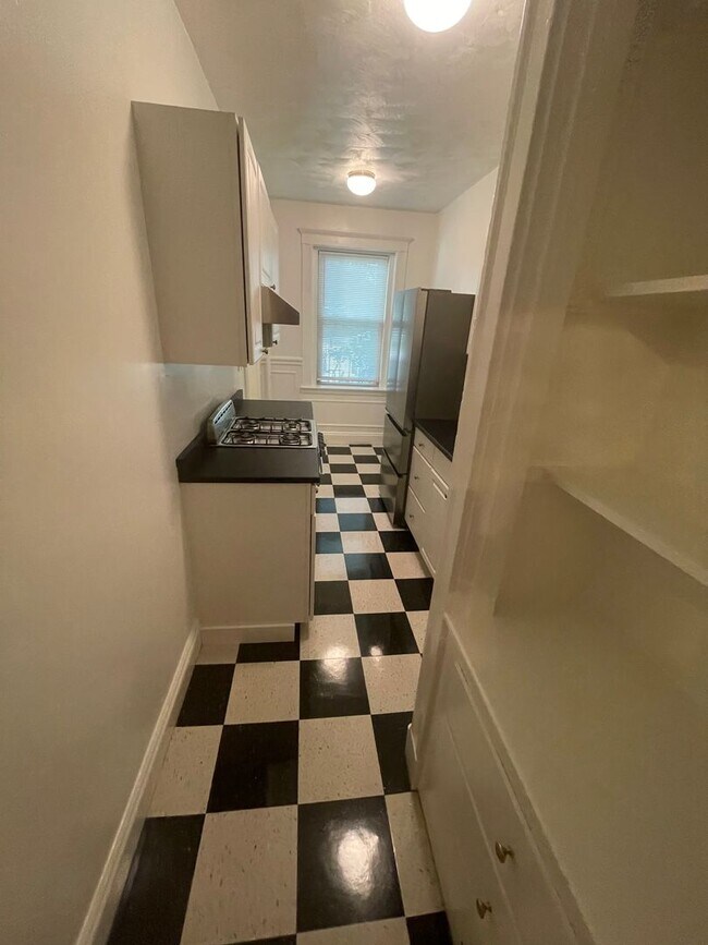 Building Photo - Brand new renovated studio with full kitch...