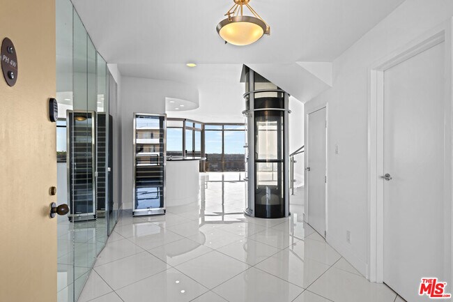 Building Photo - 4267 Marina City Dr