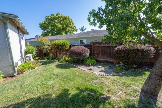 Building Photo - 3BR/2BA home with bonus room & additional ...