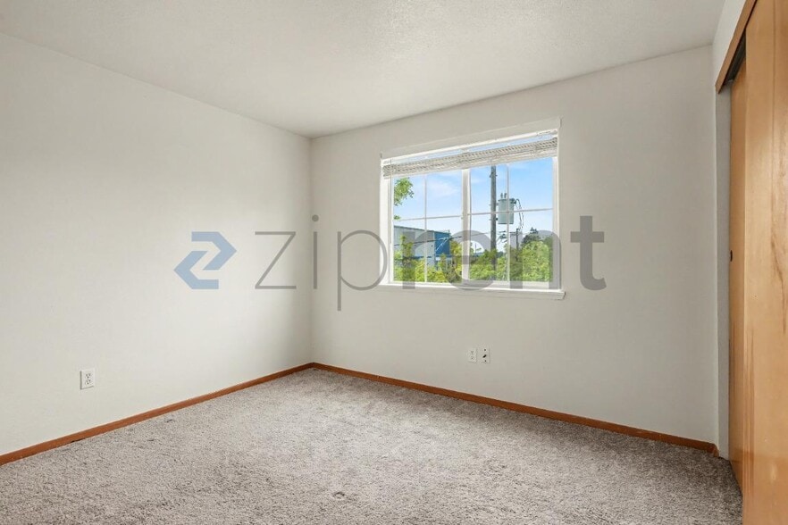 Building Photo - 1530 NE 68th Ave