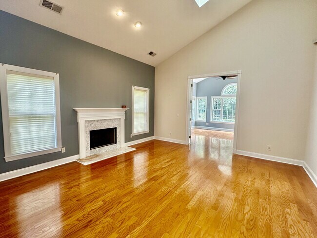 Building Photo - Three Bedroom Carriage House in Hampton Hall!