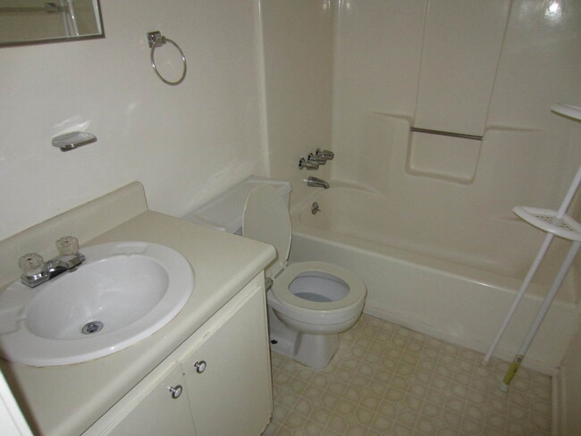 Building Photo - 2 Bedroom 1.5 Bath townhome in Valdosta GA