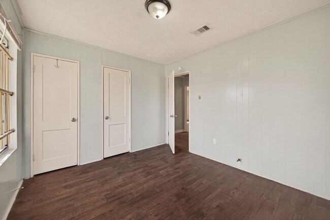 Building Photo - Affordable 4-Bedroom 2-Bathroom Convenient South Houston Home Near Medical Center & City Access