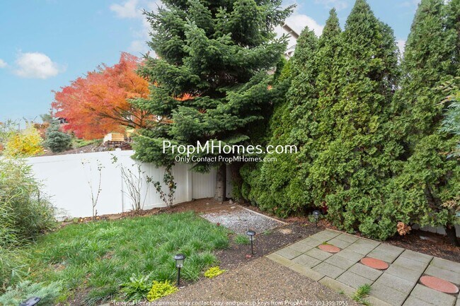 Building Photo - Beautiful Townhome in Parker Crest – Moder...