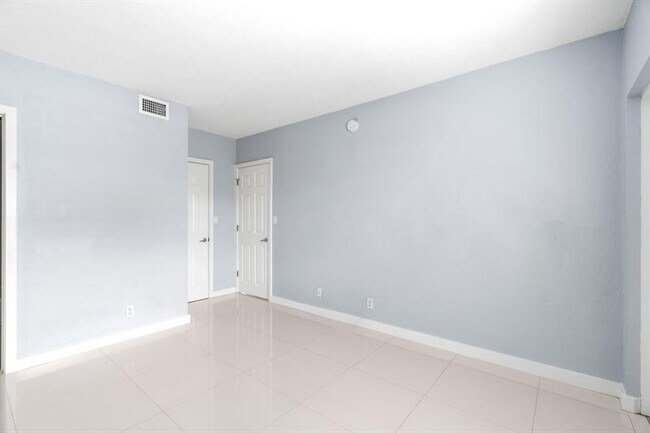 Building Photo - 416 NE 15th Ave