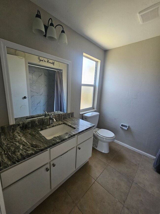 Building Photo - Pet Friendly Updated GREAT home in the area of Trafalgar and Skyline close to boat ramp and park!