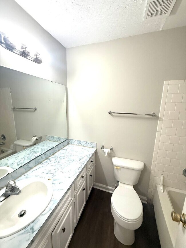 Building Photo - ** 4 bed 2 bath located in Woodmere Park *...