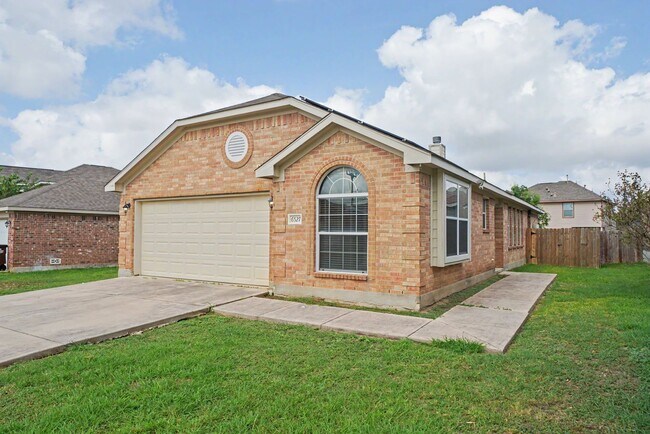 Building Photo - Spacious Single-Story Home with Solar Panels - Realtor Commission: $500