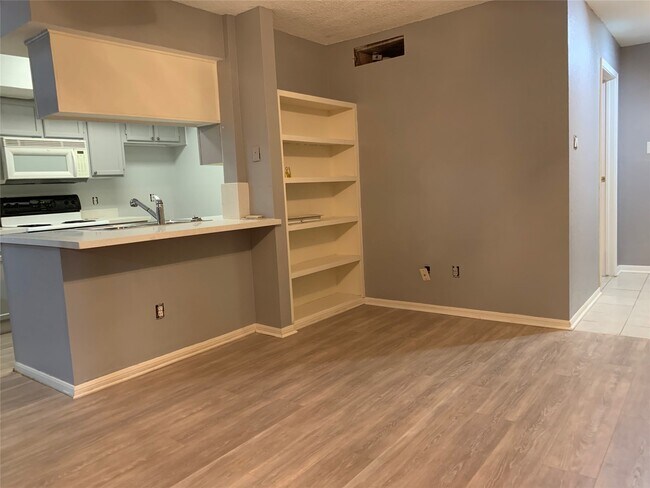 Building Photo - 11201 Lynbrook Dr