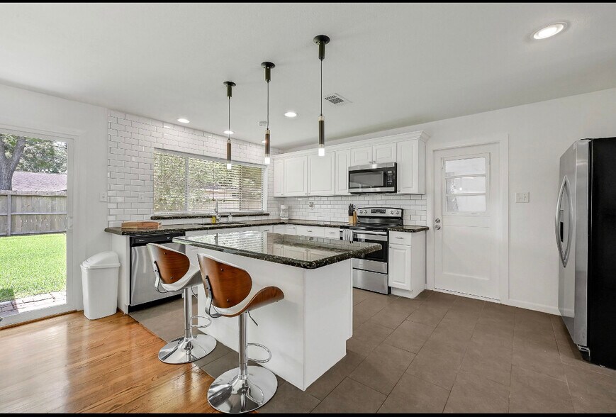 Kitchen with island - 5415 Carew St
