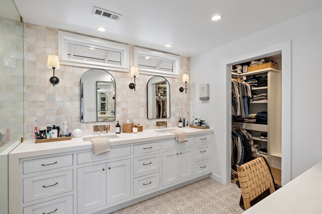 Building Photo - 806 S Ola Vista