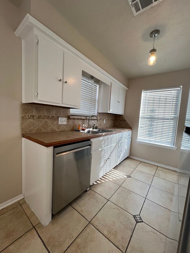 Building Photo - 3815 SW Hickory Ln