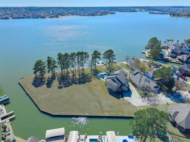 Building Photo - 12635 Lakeshore Dr