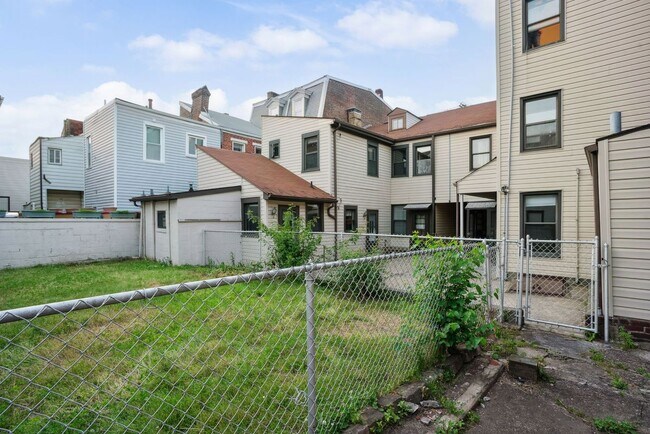 Building Photo - 2720 Sarah St