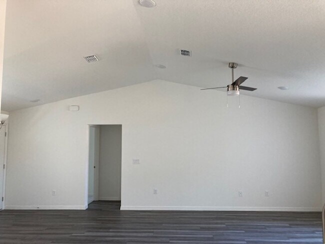 Building Photo - Like new 3/2/2 with screened in porch! Located close to the beach, shopping, parks and so much mo...