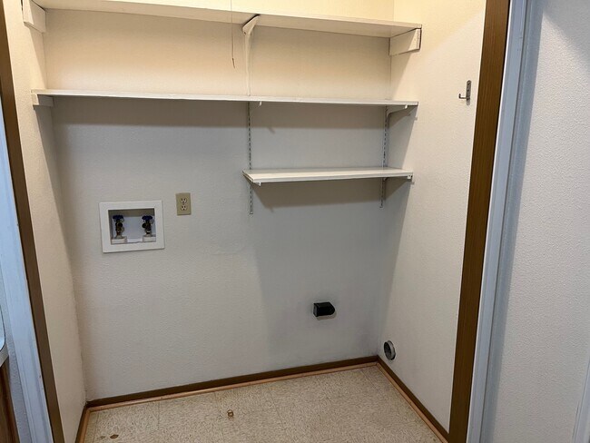 Building Photo - 6064 Bedford Dr