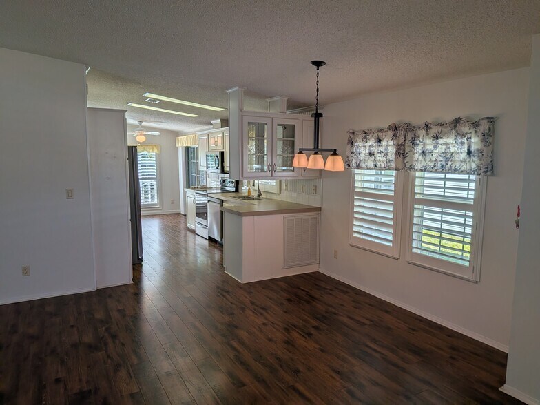 Building Photo - 215 Tiger Lilly Dr