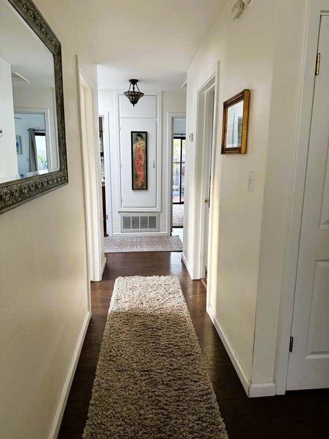 Building Photo - Delightful Home with Fenced Yard Great Cul...