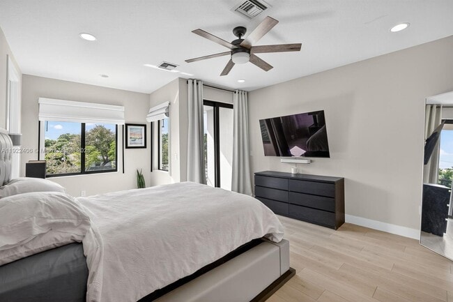 Building Photo - 1402 SW 4th Ave