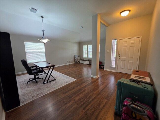 Building Photo - 2108 Goldfinch Ln