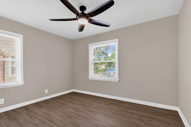 Building Photo - 1059 Lawrence Dr