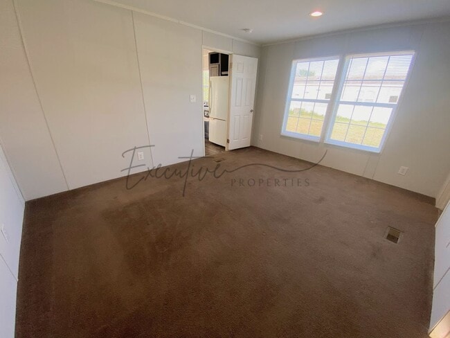 Building Photo - Bright & Spacious 3-Bed, 2-Bath Mobile Hom...