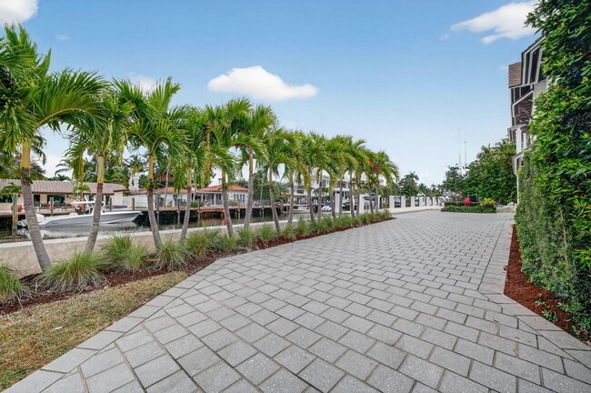 Building Photo - 400 Mola Ave