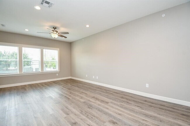 Building Photo - 5262 Ella Blvd