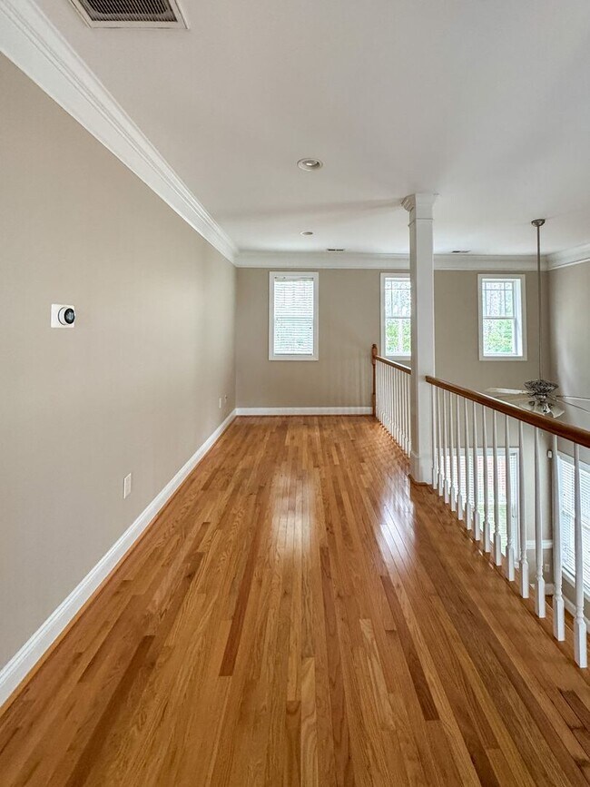 Building Photo - 5 Bedroom Home in Gated Golf Course Community