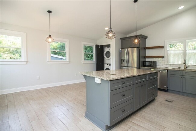 Building Photo - Beautiful 3/2.5 w/ Office Minutes From Airport and Woodward Academy!