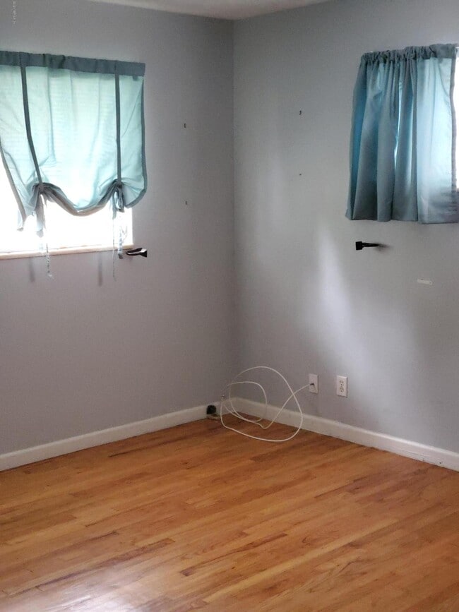 Building Photo - 4940 Brighton Dr