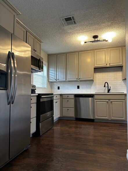 Building Photo - 3002 Danforth Dr